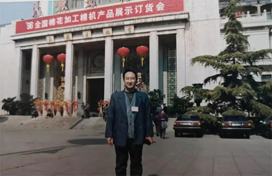  ▲丁老師在棉花成套設備展覽會門前